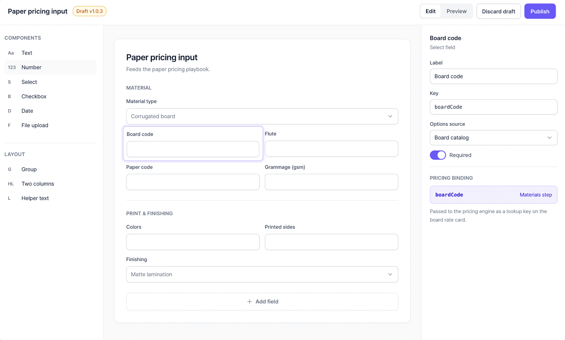 Form Studio: một biểu mẫu nhập liệu tính giá giấy ở trạng thái nháp, với các trường vật liệu, in và gia công hoàn thiện, và trường mã giấy được gắn vào bước vật liệu của bộ máy tính giá